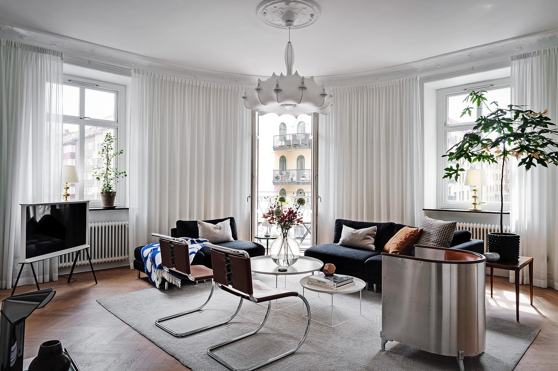 Rundat hörnrum med generöst ljusinsläpp