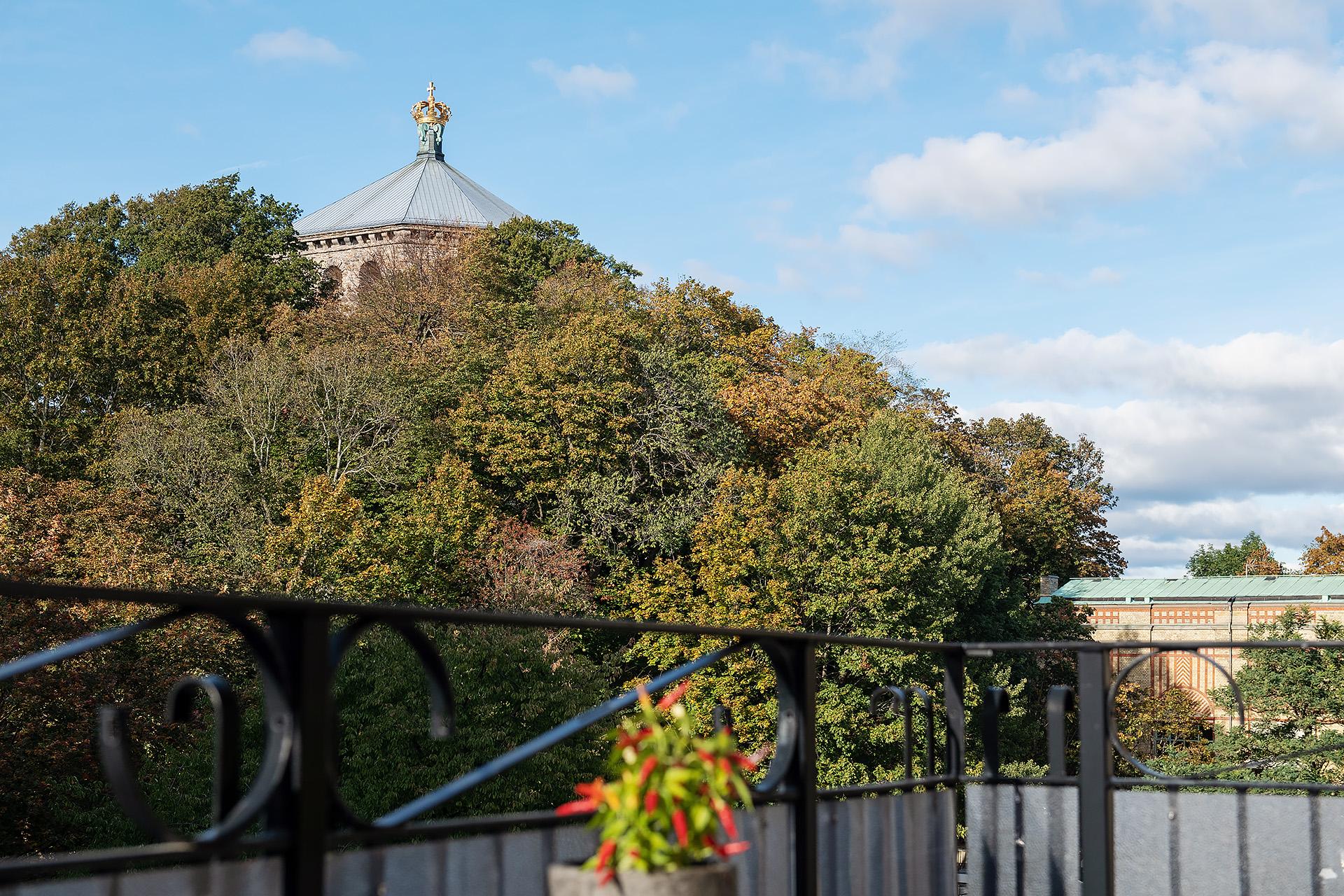 Njut av kvällssolen och detta landmärke