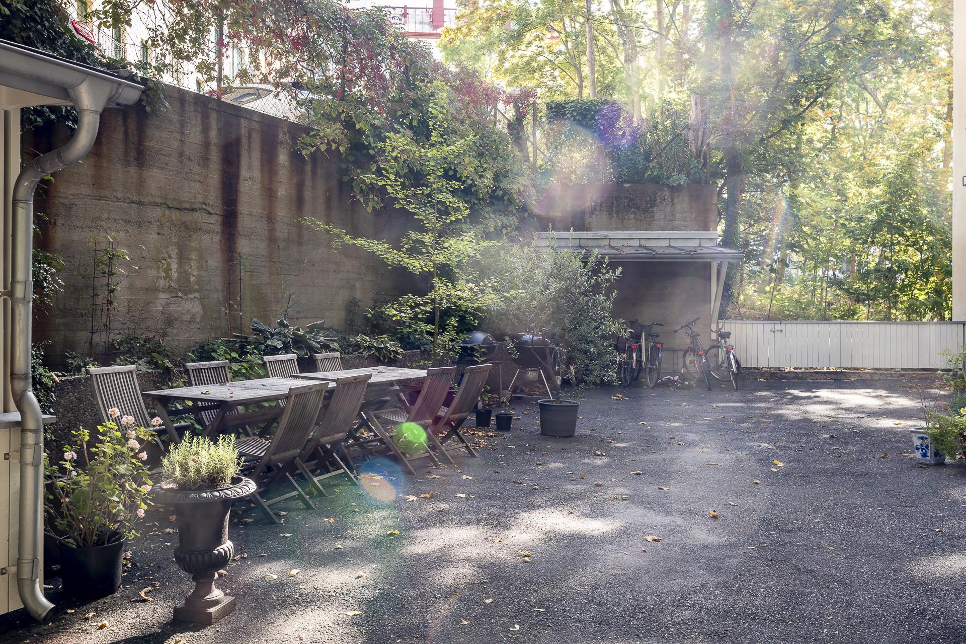 Tyst sluten innergård med fina grillmöjligheter