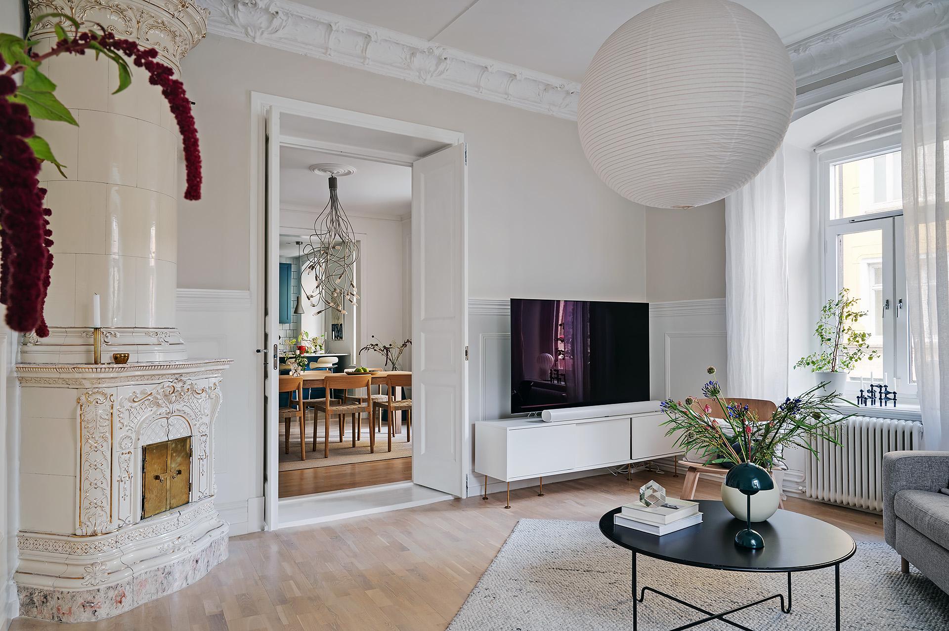 Vackra rum i fil med kakelugn