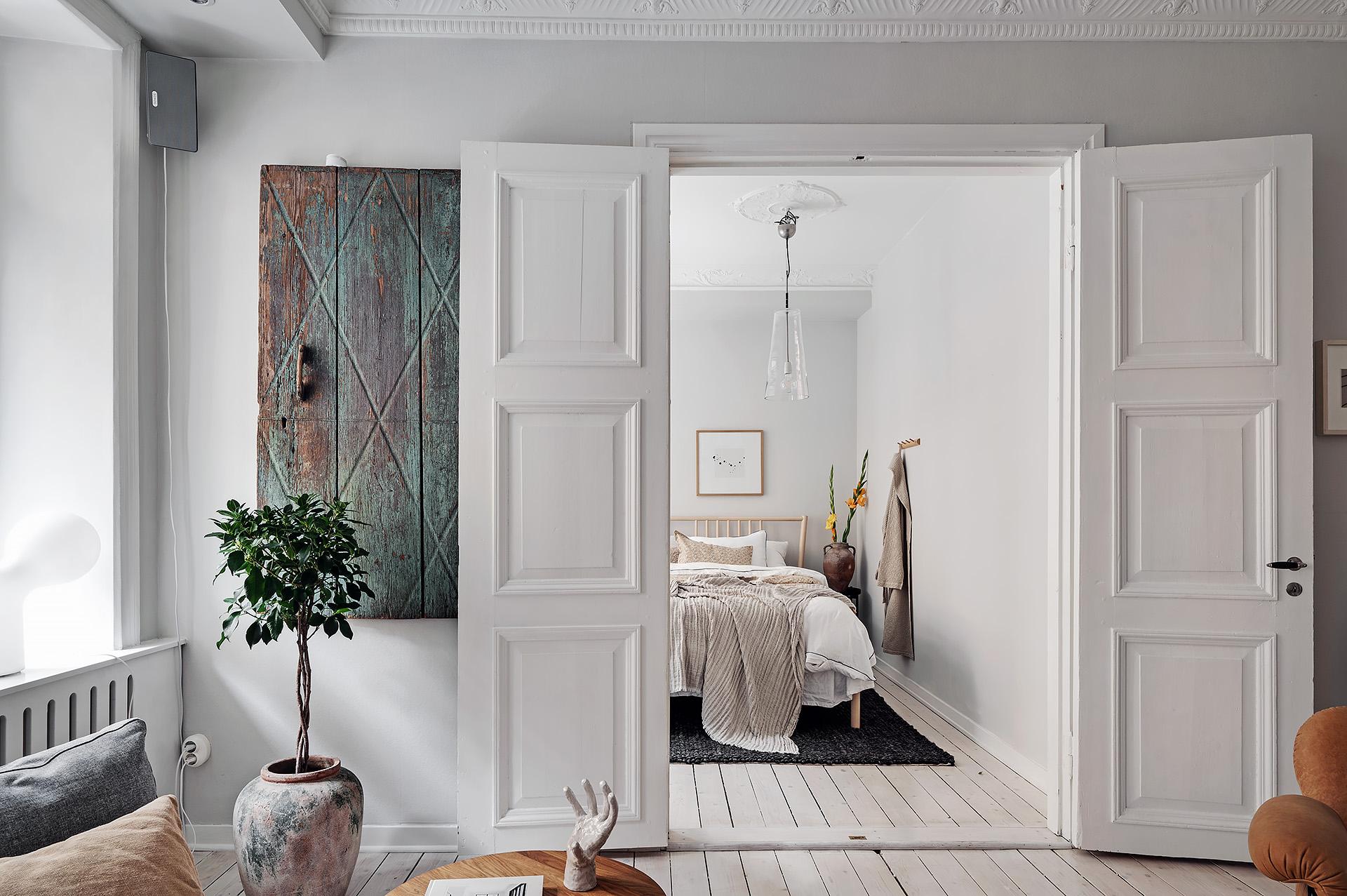 Genomgående brädgolv och pardörrar