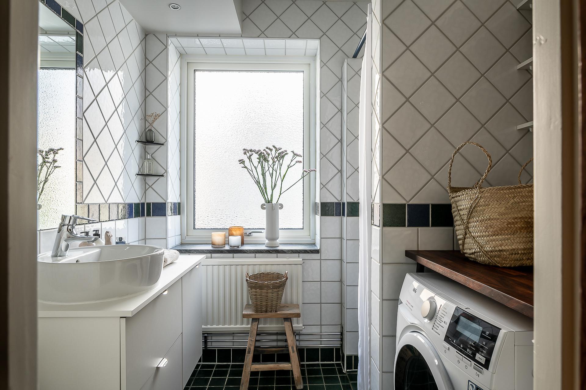 Fönster in från hörnläget i fastigheten som ger ett jättefint naturligt ljus in.