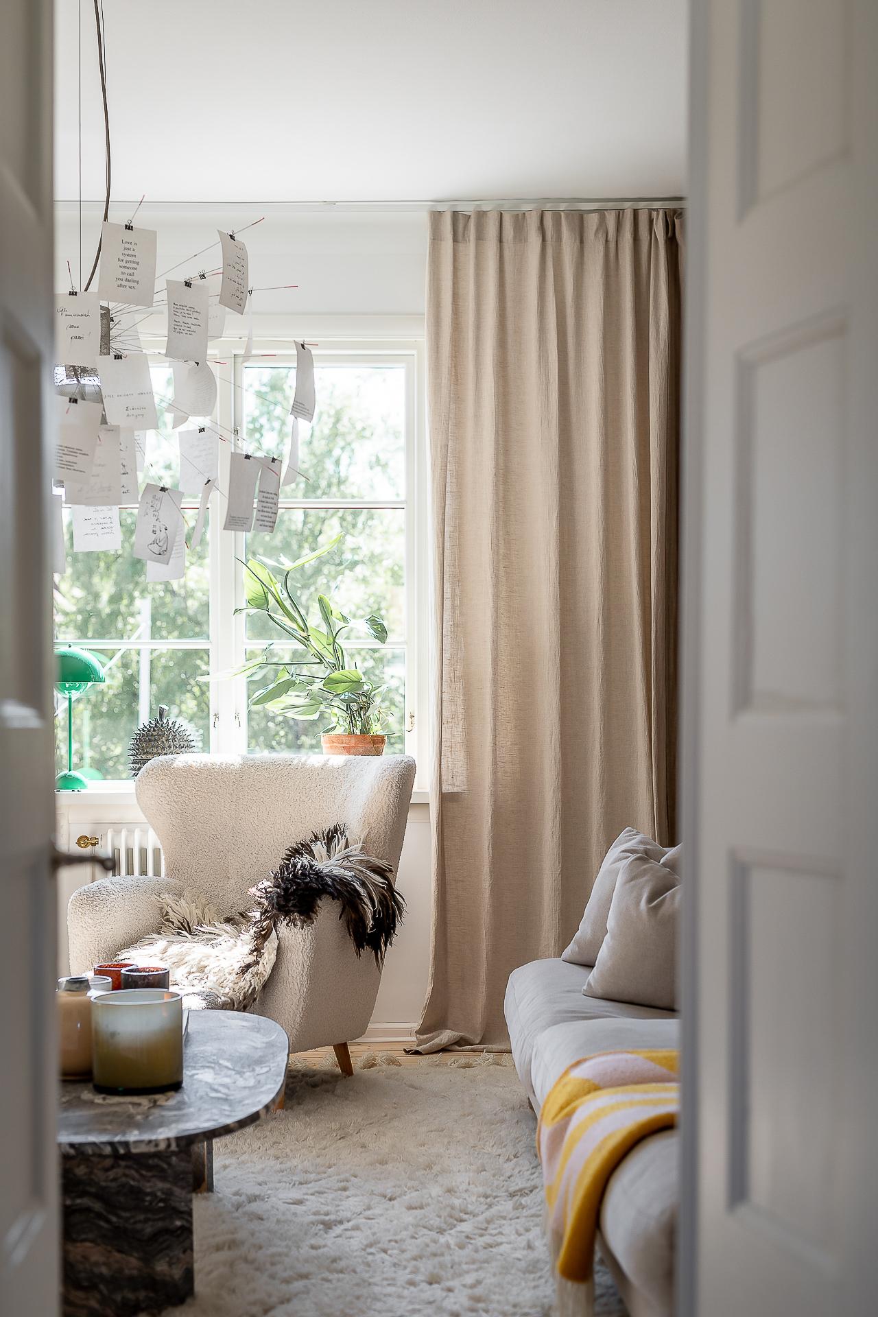 Vardagsrummet med det stora ljusinsläppet