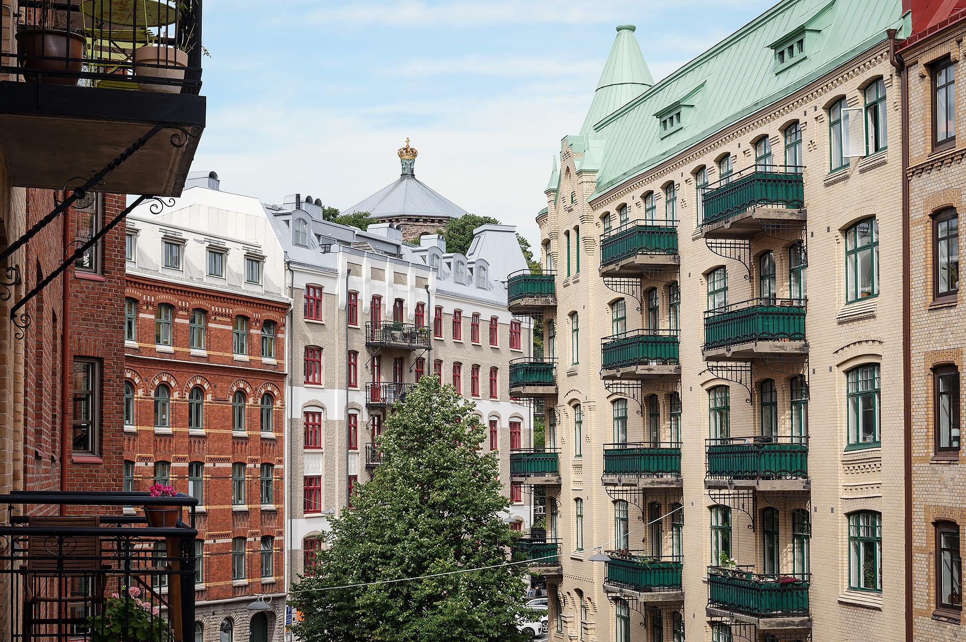 Från vardagsrummet nås den andra balkongen