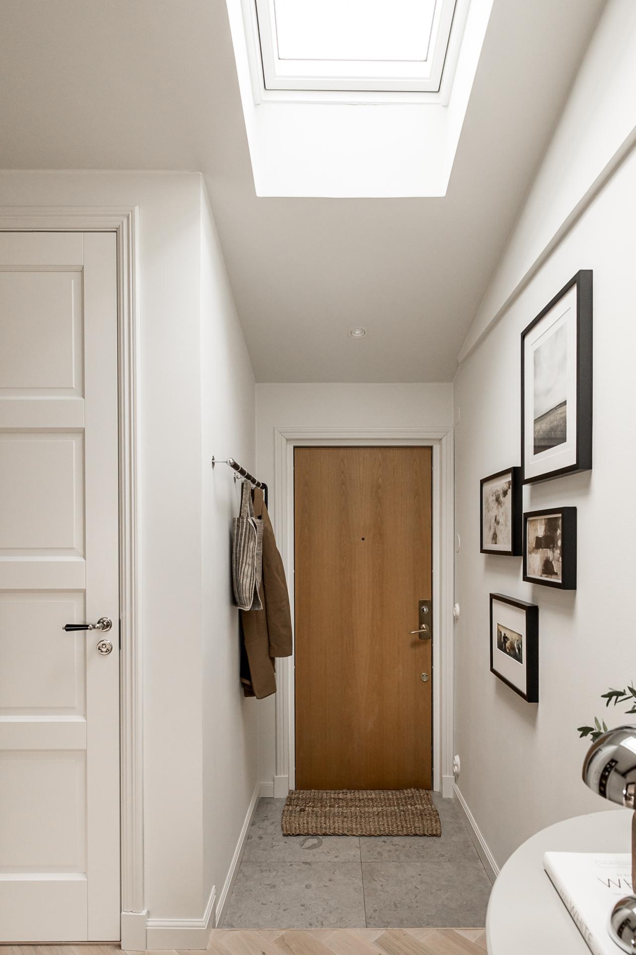 Innanför dörren ligger klinker från Bricmate (Norrvange)