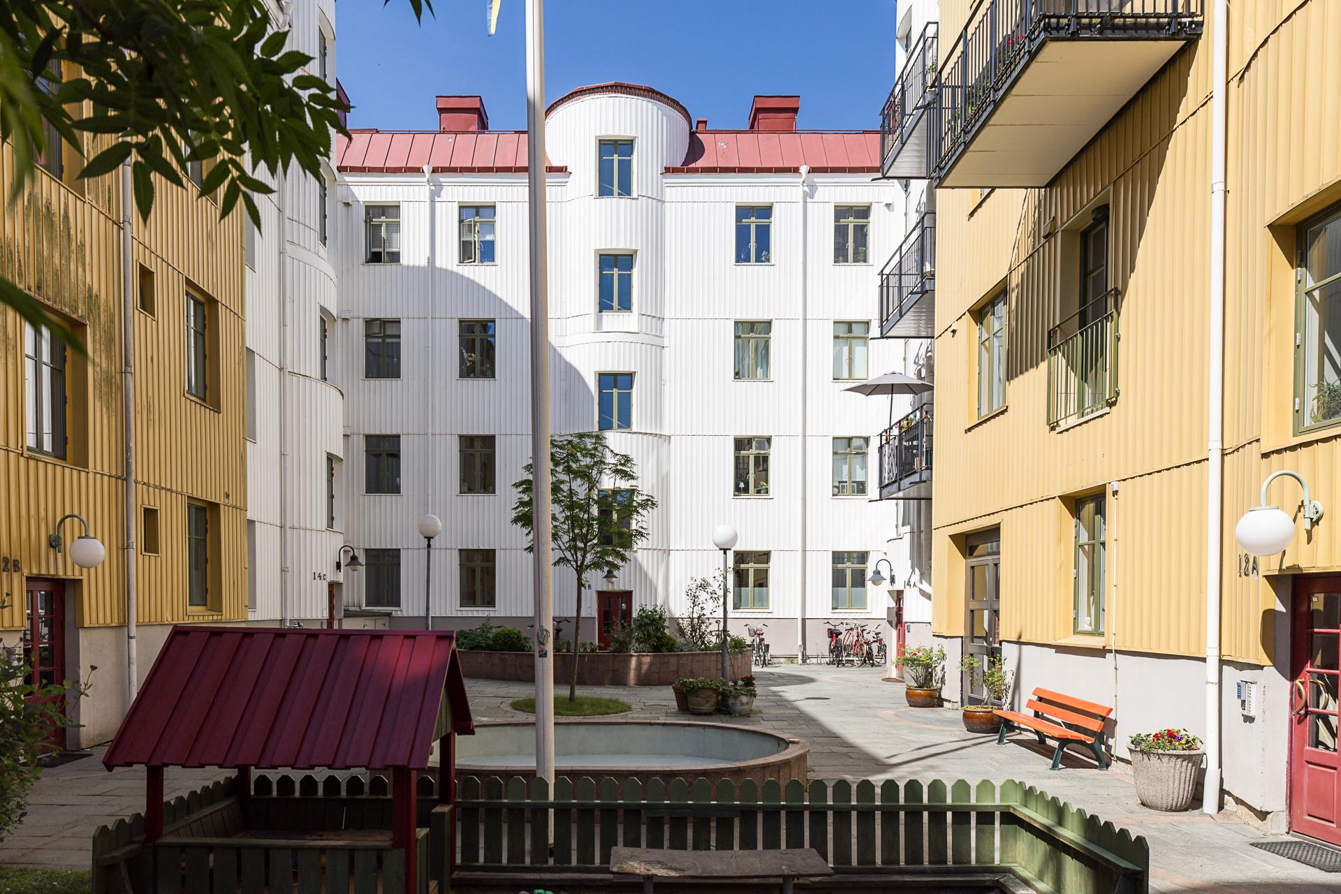 Den röda dörren rakt fram är entrén till B-uppgången